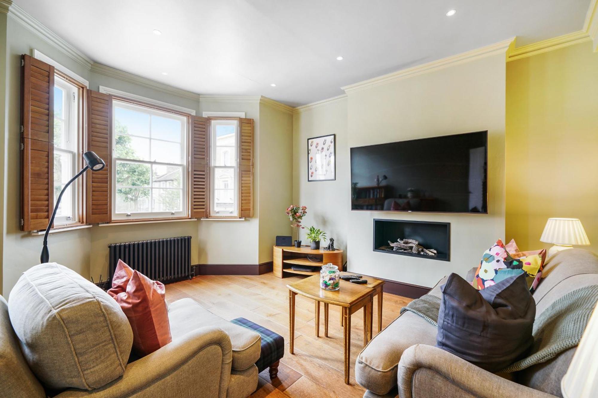 Beautiful And Spacious 2 Bed, 2 Bath Bordering Fulham And Chelsea - Entire With Private Entrance Londra