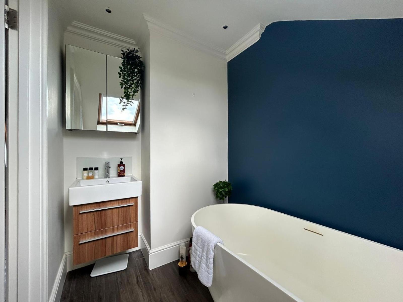 Beautiful And Spacious 2 Bed, 2 Bath Bordering Fulham And Chelsea - Entire With Private Entrance * Londra