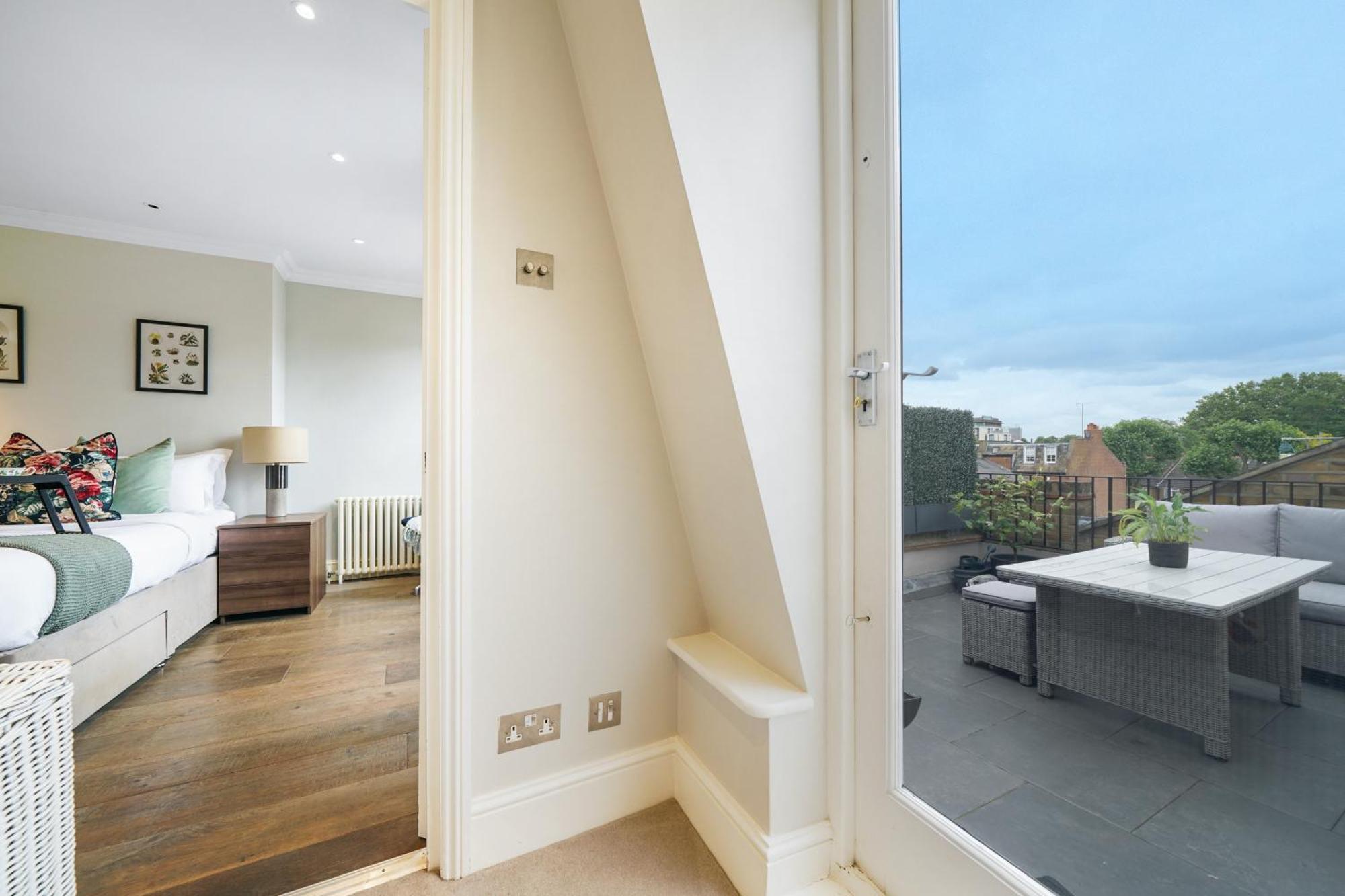 Beautiful And Spacious 2 Bed, 2 Bath Bordering Fulham And Chelsea - Entire With Private Entrance Apartament