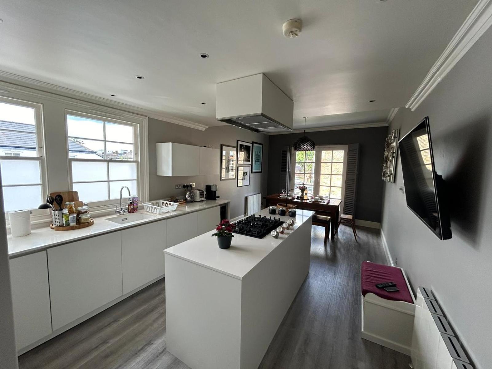 Beautiful And Spacious 2 Bed, 2 Bath Bordering Fulham And Chelsea - Entire With Private Entrance Apartament Londra