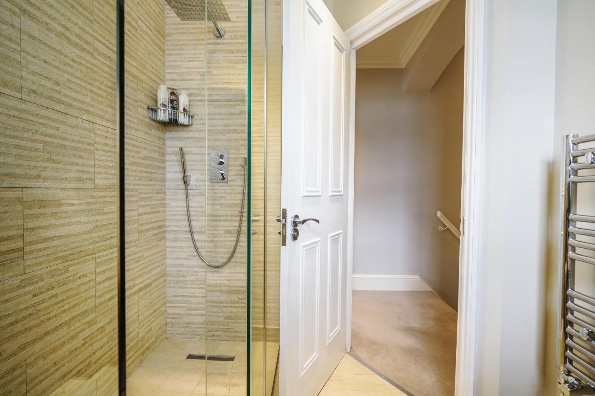 Apartament Beautiful And Spacious 2 Bed, 2 Bath Bordering Fulham And Chelsea - Entire With Private Entrance Londra