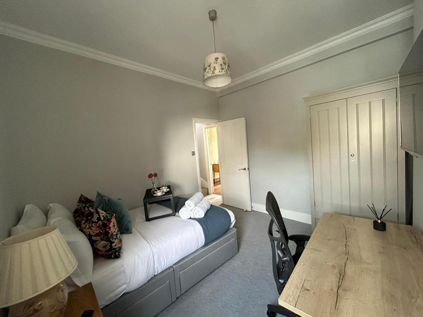 Beautiful And Spacious 2 Bed, 2 Bath Bordering Fulham And Chelsea - Entire With Private Entrance Apartament *