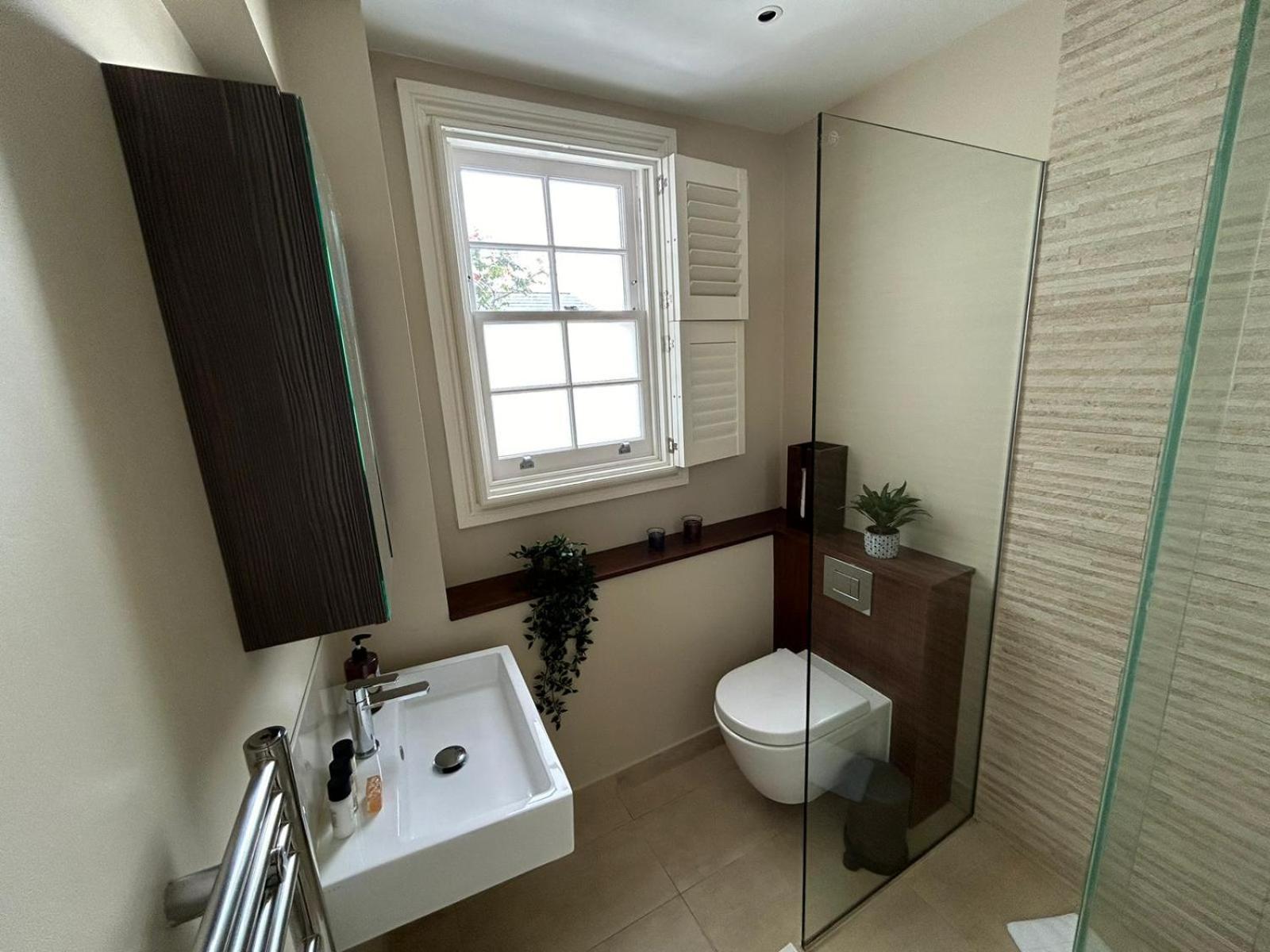 Beautiful And Spacious 2 Bed, 2 Bath Bordering Fulham And Chelsea - Entire With Private Entrance Apartament Londra