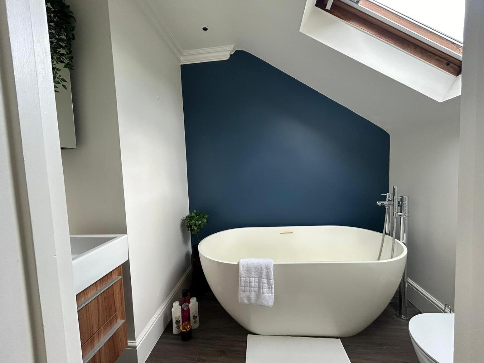 Beautiful And Spacious 2 Bed, 2 Bath Bordering Fulham And Chelsea - Entire With Private Entrance Apartament