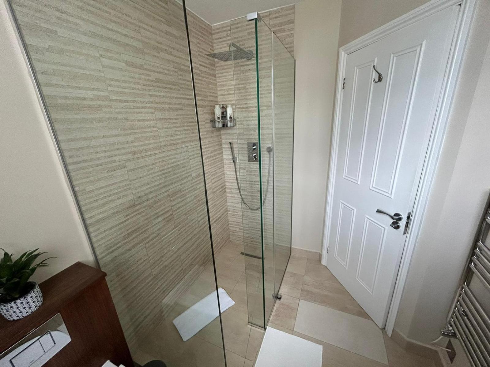 Beautiful And Spacious 2 Bed, 2 Bath Bordering Fulham And Chelsea - Entire With Private Entrance Apartament Londra