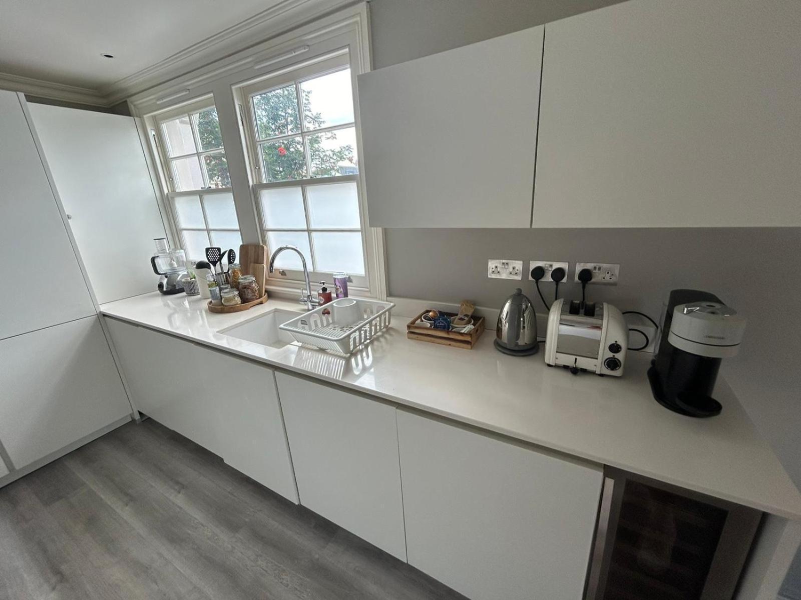 Beautiful And Spacious 2 Bed, 2 Bath Bordering Fulham And Chelsea - Entire With Private Entrance * Londra