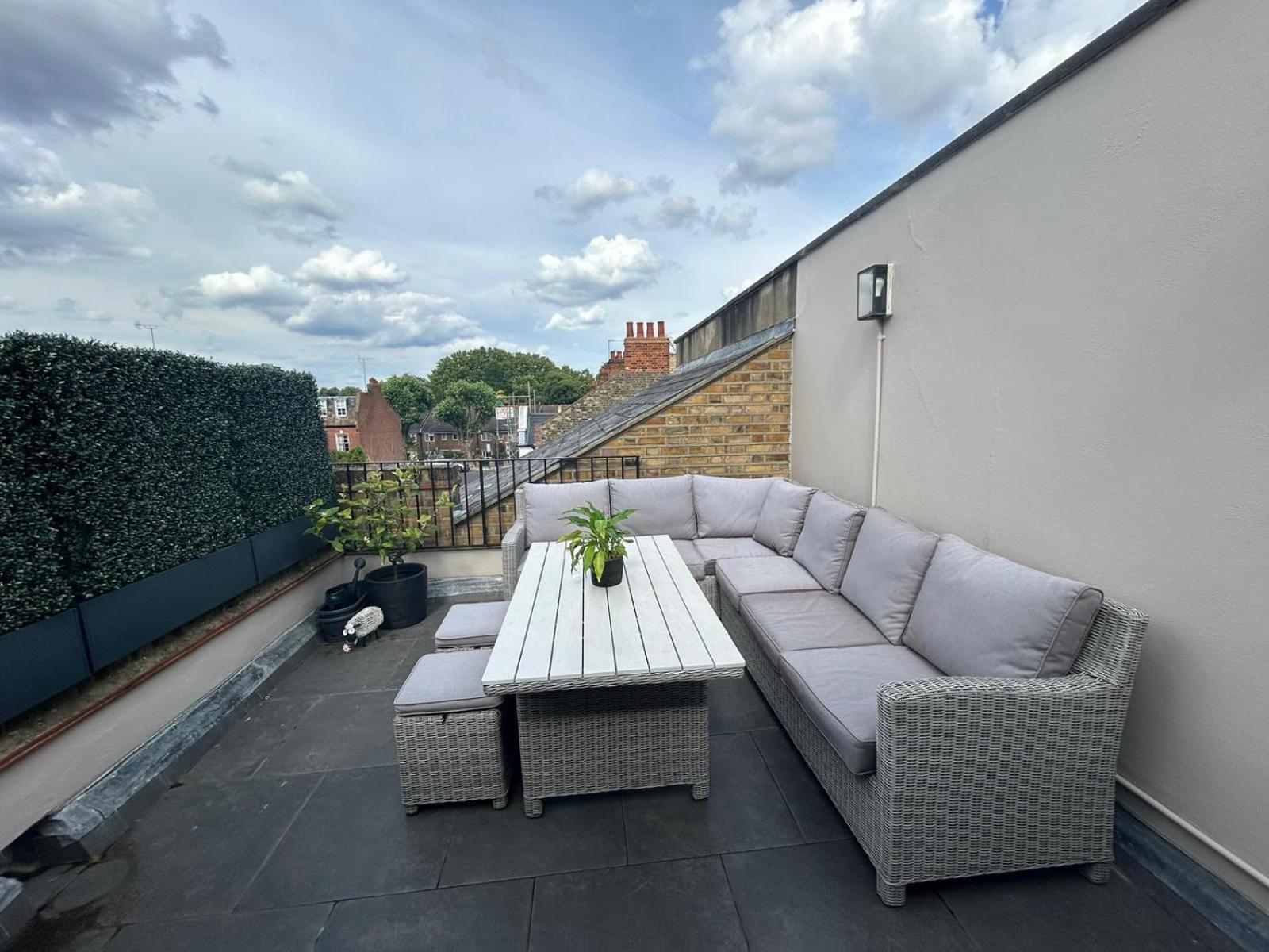 Beautiful And Spacious 2 Bed, 2 Bath Bordering Fulham And Chelsea - Entire With Private Entrance Apartament *