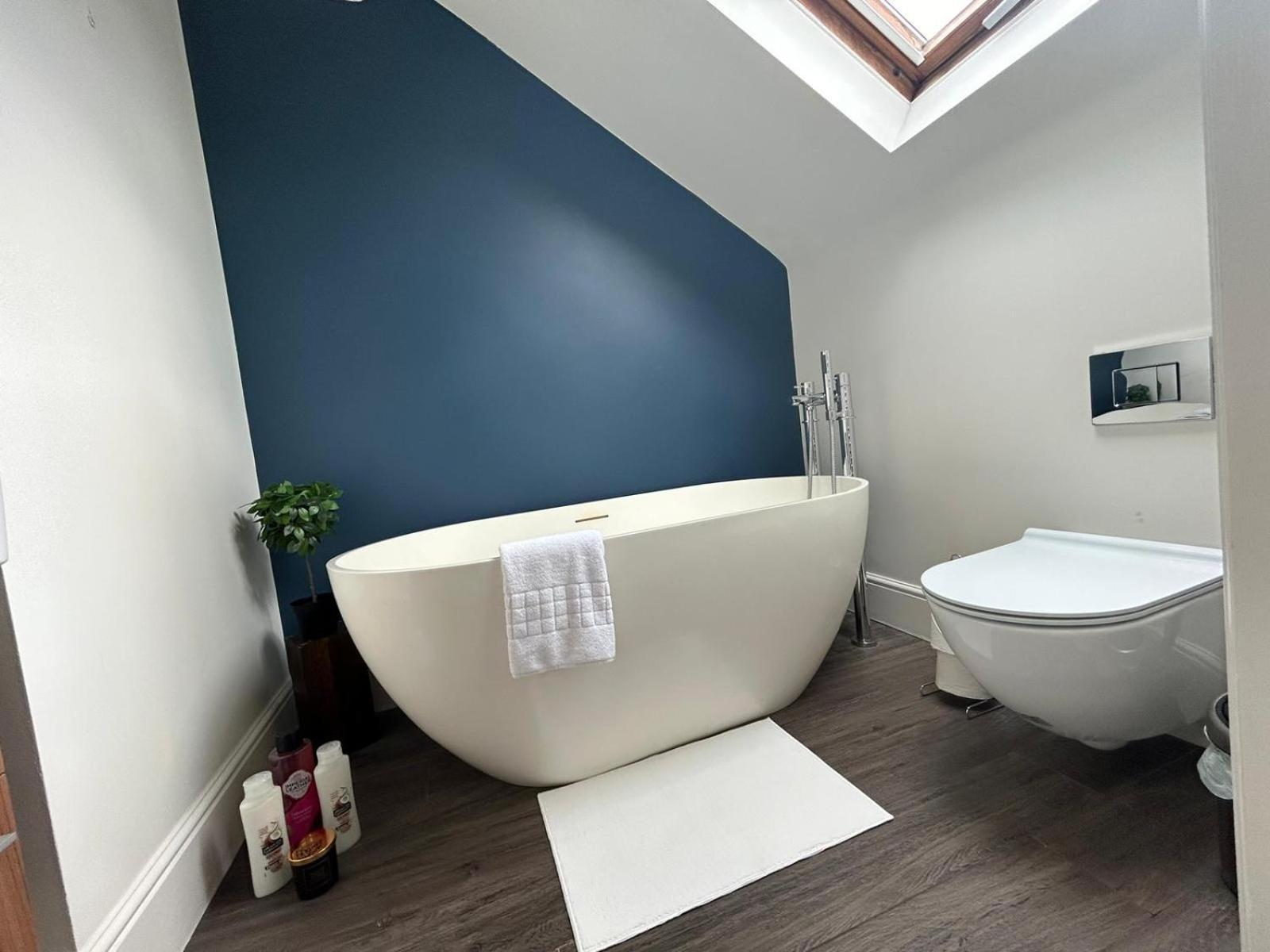 Beautiful And Spacious 2 Bed, 2 Bath Bordering Fulham And Chelsea - Entire With Private Entrance Apartament